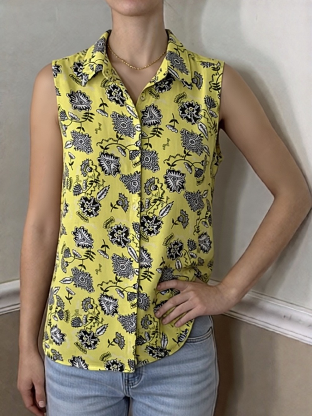 🤍 5 for $20! attention Sleeveless Floral Button-Down Top in Yellow and Black